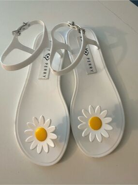 Katy Perry Collections White Daisy Jelly Sandals with Yellow Centers 8